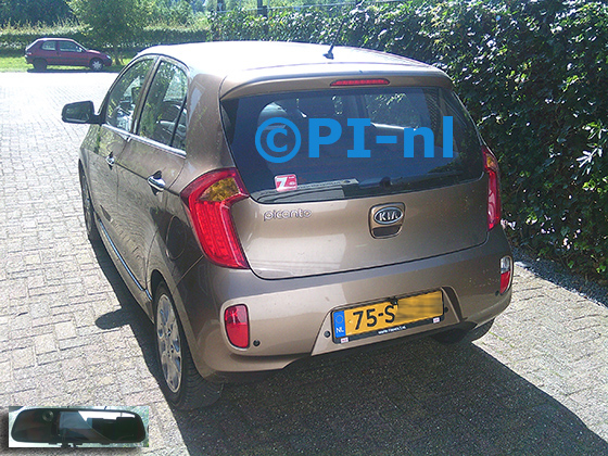 Parkeer-camera (set 2024) ingebouwd door PI-nl in een Kia Picanto uit 2011. De spiegeldisplay is van de set met beugelcamera.