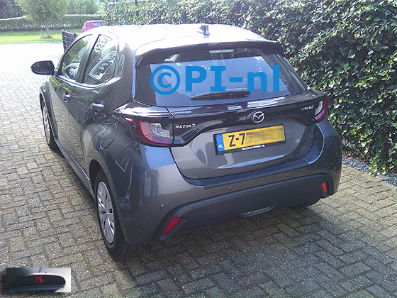 Parkeersensoren (set A 2024) ingebouwd door PI-nl in een Mazda 2 Hybrid met canbus uit 2023. De display werd linksvoor bij de a-stijl gemonteerd.