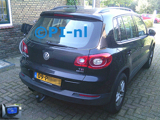 Parkeersensoren (set B 2024) ingebouwd door PI-nl in een Volkswagen Tiguan met canbus uit 2011. De display werd linksvoor bij de a-stijl gemonteerd.