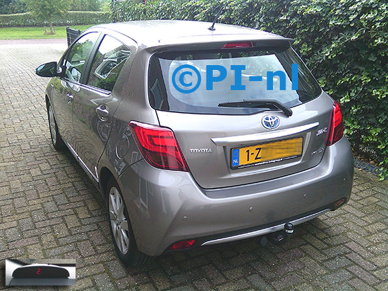 Parkeersensoren (set A 2024) ingebouwd door PI-nl in een Toyota Yaris Hybrid met canbus uit 2014. De display werd linksvoor bij de a-stijl gemonteerd.