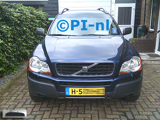 Parkeersensoren (set A 2024) ingebouwd door PI-nl in de voorbumper van een Volvo XC90 uit 2003. De display werd linksvoor bij de a-stijl gemonteerd.