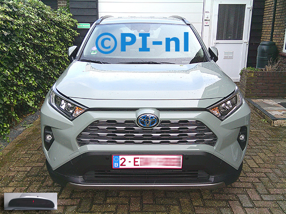 Parkeersensoren (set A 2024) ingebouwd door PI-nl in de voorbumper van een Toyota RAV4 uit 2023. De display werd linksvoor bij de a-stijl gemonteerd.