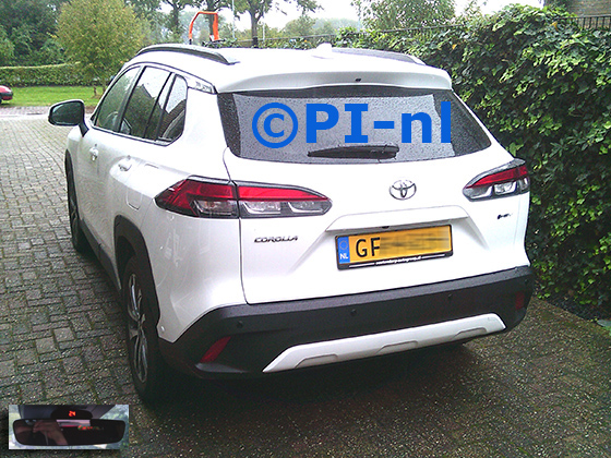 Parkeersensoren (set A 2024) ingebouwd door PI-nl in een Toyota Corolla Cross Hybrid HEV (nieuw) met canbus uit 2024. De display werd op de binnenspiegel gemonteerd.