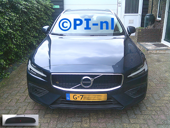 Parkeersensoren (set A 2024) ingebouwd door PI-nl in de voorbumper van een Volvo V60 T6 Hybride uit 2020. De display werd linksvoor bij de a-stijl gemonteerd. Twee sensoren werden (in kleur) naast de kentekenplaat gemonteerd, twee sensoren werden op de buitenste Volvo-posities gemonteerd.