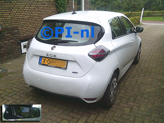 Parkeersensoren (set D 2024) ingebouwd door PI-nl in een Renault Zoe uit 2020. De spiegeldisplay is van de set met bumpercamera en standaard witte sensoren.