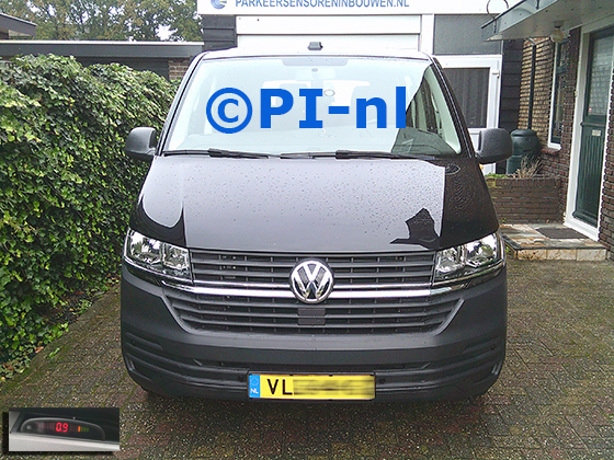 Parkeersensoren (set A 2024) ingebouwd door PI-nl in de voorbumper van een Volkswagen Transporter T6 uit 2021. De display werd links in het dashboard gemonteerd.