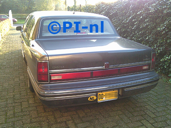 Parkeersensoren (set E 2024) ingebouwd door PI-nl in een Lincoln Town Car uit 1991. De pieper werd voorin gemonteerd.