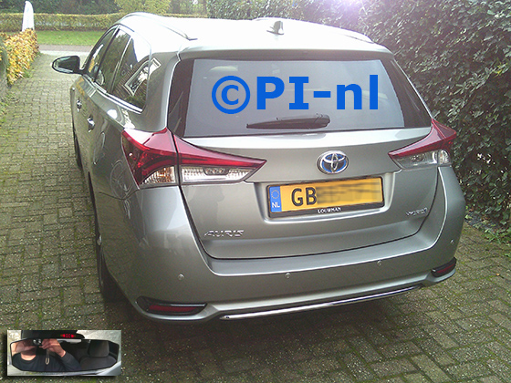 Parkeersensoren (set A 2024) ingebouwd door PI-nl in een Toyota Auris Touring Sports Hybrid met canbus uit 2017. De display werd op de binnenspiegel gemonteerd. Er werden standaard zilveren sensoren gemonteerd.