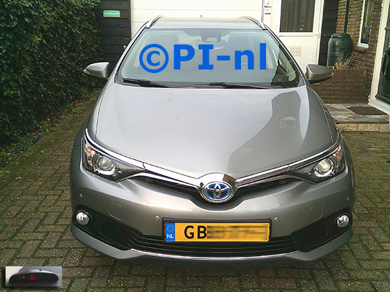 Parkeersensoren (set A 2024) ingebouwd door PI-nl in een de voorbumper van Toyota Auris Touring Sports Hybrid uit 2017. De display werd linksvoor bij de a-stijl gemonteerd. Er werden standaard zilveren sensoren gemonteerd.