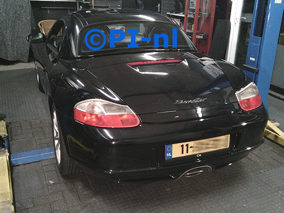 Parkeersensoren (set E 2024) ingebouwd door PI-nl in een Porsche Boxster Cabriolet met canbus uit 2002. De pieper werd voorin gemonteerd.