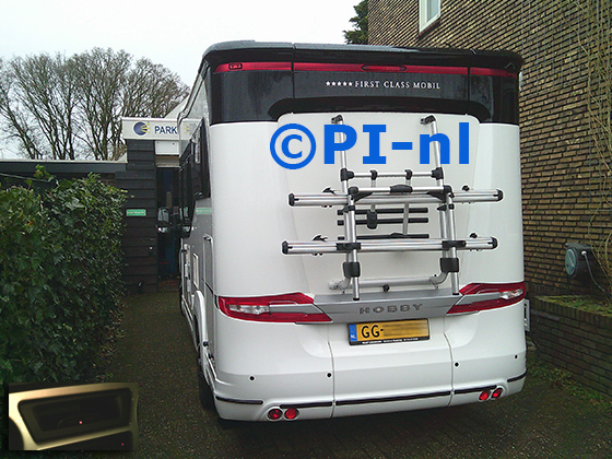 Parkeersensoren (set A 2024) ingebouwd door PI-nl in een Renault Master Hobby Premium 65GR camper met canbus uit 2013. De display werd in de middenconsole gemonteerd.