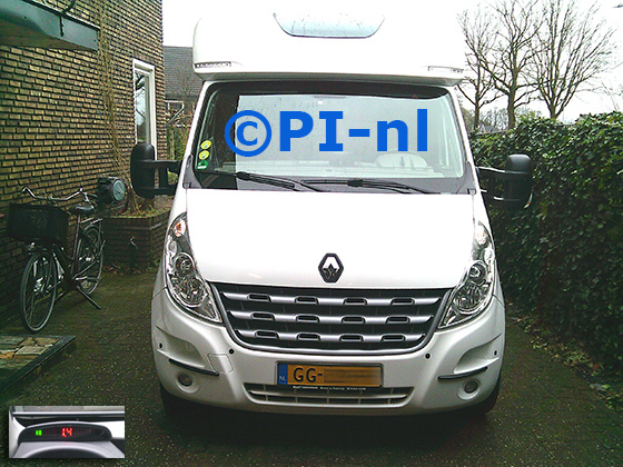 Parkeersensoren (set A 2024) ingebouwd door PI-nl in de voorbumper van een Renault Master Hobby Premium 65GR camper uit 2013. De display werd linksvoor bij de a-stijl gemonteerd.