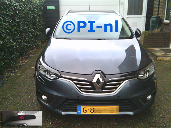 Parkeersensoren (set A 2025) ingebouwd door PI-nl in de voorbumper van een Renault Megane Estate uit 2019. De display werd linksvoor bij de a-stijl gemonteerd.