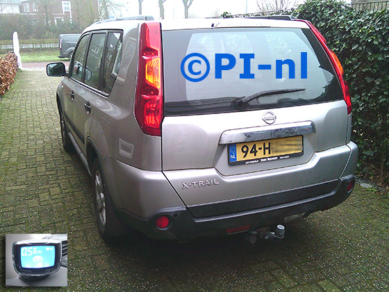 Parkeersensoren (set B 2025) ingebouwd door PI-nl in een Nissan X-Trail uit 2009. De display werd linksvoor bij de a-stijl gemonteerd.