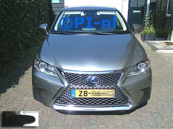 Parkeersensoren (set A 2025) ingebouwd door PI-nl in de voorbumper van een Lexus CT200h uit 2019. De display werd linksvoor bij de a-stijl gemonteerd.