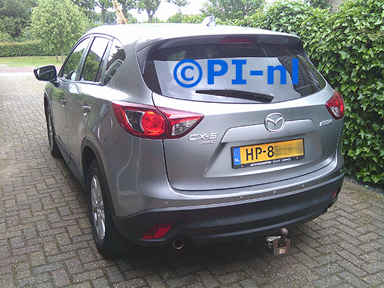 Parkeersensoren (set D 2025) ingebouwd door PI-nl in een Mazda CX-5 AWD SkyActive met canbus uit 2012. De spiegeldisplay is van de set met standaard zilveren sensoren en bumpercamera.