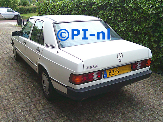 Parkeersensoren (set E 2025) ingebouwd door PI-nl in een Mercedes-Benz 190E uit 1984. De pieper werd onder de hoedenplank gemonteerd.