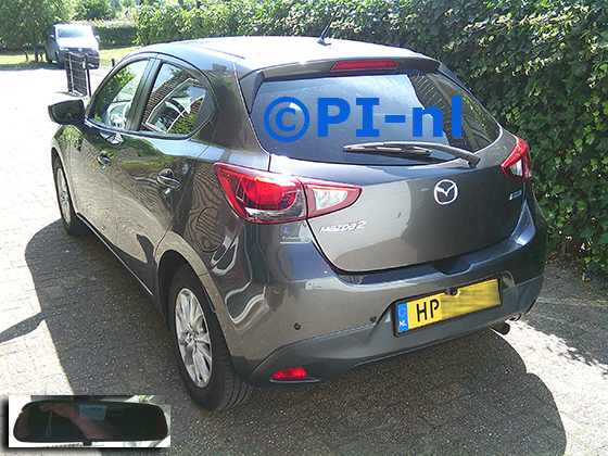 Parkeersensoren (set F 2025) ingebouwd door PI-nl in een Mazda 2 GT met canbus uit 2017. De spiegeldisplay is van de set met kentekenplaatcamera en sensoren.