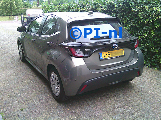 Parkeersensoren (set E 2025) ingebouwd door PI-nl in een Toyota Yaris Hybrid met canbus uit 2021. De display werd linksvoor bij de a-stijl gemonteerd.