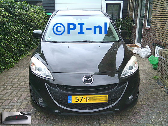 Parkeersensoren (set A 2025) ingebouwd door PI-nl in de voorbumper van een Mazda 5 uit 2011. De display werd linksvoor bij de a-stijl gemonteerd.