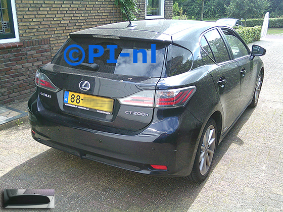Parkeersensoren (set A 2025) ingebouwd door PI-nl in een Lexus CT200H met canbus uit 2011. De display werd linksvoro bij de a-stijl gemonteerd.