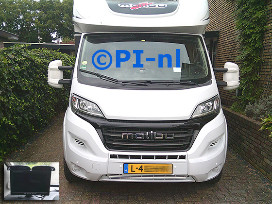 Parkeersensoren (set A 2025) ingebouwd door PI-nl in de voorbumper van een Fiat Ducato Carthago Malibu T500QB integraal camper uit 2019. De display werd linksvoor op de monitor gemonteerd. Er werden witte sensoren gemonteerd.