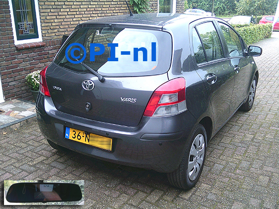 Parkeersensoren (set F 2025) ingebouwd door PI-nl in een Toyota Yaris uit 2010. De spiegeldisplay is van de set met kentekenplaatcamera en sensoren.