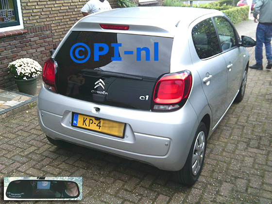 Parkeersensoren (set F 2025) ingebouwd door PI-nl in een Citroen C1 VTi met canbus uit 2016. De spiegeldisplay is van de set met kentekenplaatcamera en standaard zilveren sensoren.
