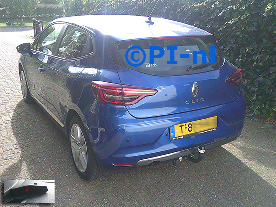 Parkeersensoren (set A 2025) ingebouwd door PI-nl in een Renault Clio met canbus uit 2020. De display werd linksvoor bij de a-stijl gemonteerd.