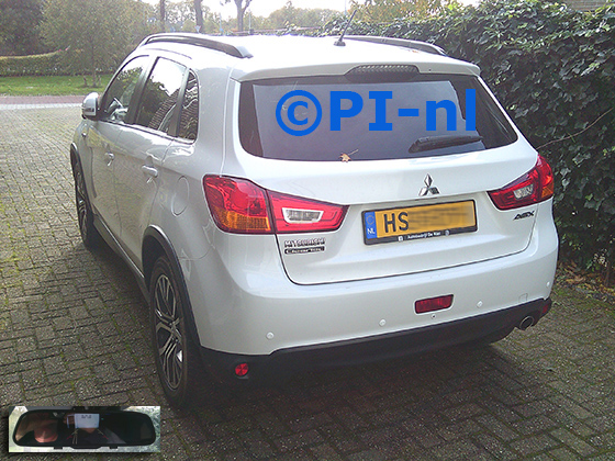 Parkeersensoren (set D 2025) ingebouwd door PI-nl in een Mitsubishi ASX uit 2016. De spiegeldisplay is van het model met bumpercamera en standaard witte sensoren.
