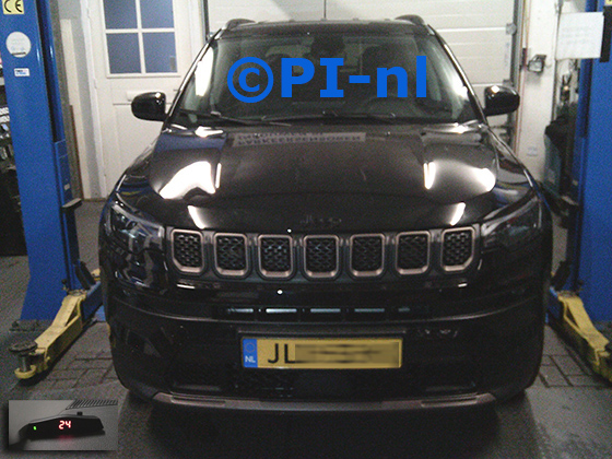 Parkeersensoren (set A 2026) ingebouwd door PI-nl in de voorbumper van een Jeep Compass 4Xe Hybrid uit 2022. De display werd linksvoor bij de a-stijl gemonteerd.