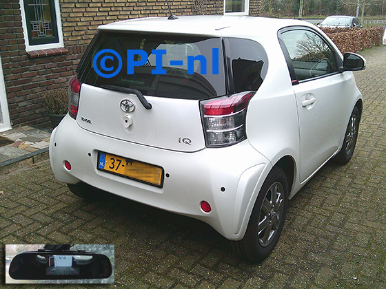 Parkeersensoren (set F 2026) ingebouwd door PI-nl in een Toyota IQ uit 2010. De spiegeldisplay is van de set met kentekenplaatcamera en sensoren.