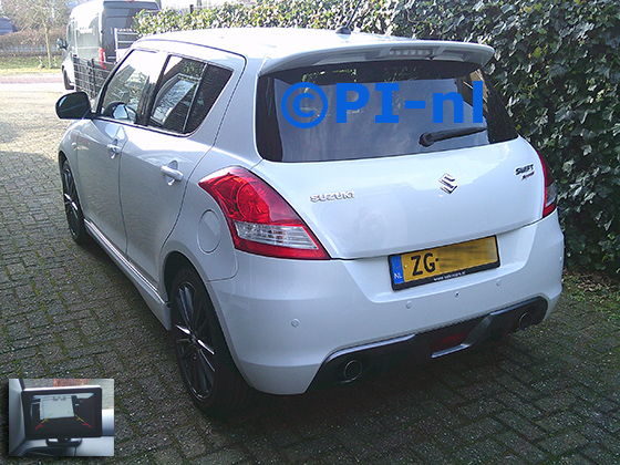Parkeersensoren (set D 2026) ingebouwd door PI-nl in een Suzuki Swift Sport uit 2015. De monitor is van de set met bumpercamera en sensoren.