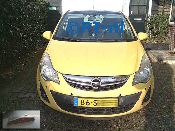 Parkeersensoren (set A 2026) ingebouwd door PI-nl in de voorbumper van een Opel Corsa uit 2011. De display werd linksvoor op het dashboard gemonteerd.