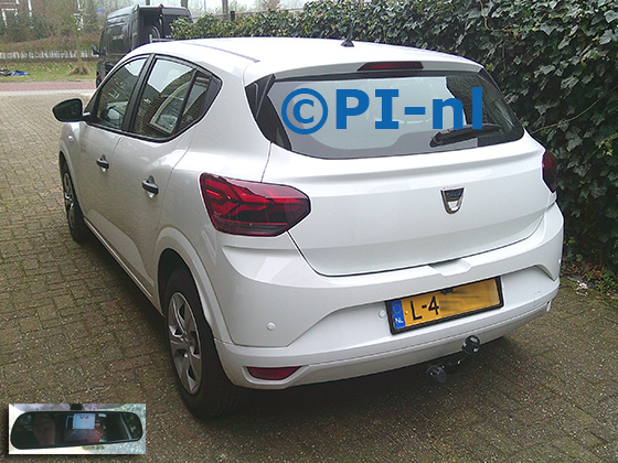 Parkeersensoren (set F 2026) ingebouwd door PI-nl in een Dacia Sandero met canbus uit 2021. De spiegeldisplay is van de set met kentekenplaatcamera en witte sensoren.