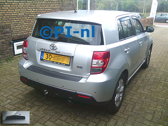 Parkeersensoren (set A 2026) ingebouwd door PI-nl in een Toyota Urban Cruiser met canbus uit 2009. De display werd linksvoor bij de a-stijl gemonteerd. Er werden standaard zilveren sensoren gemonteerd.