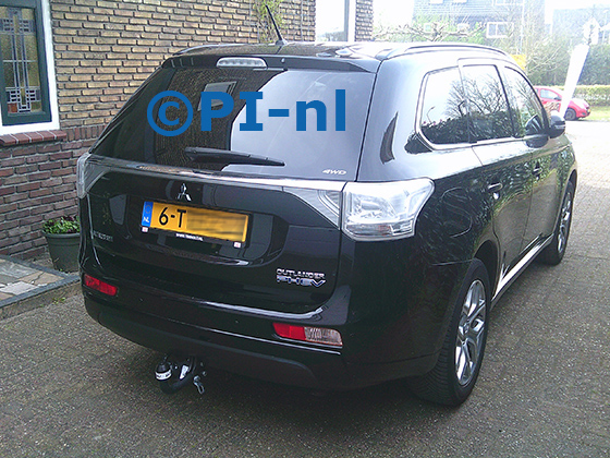 Parkeersensoren (set E 2026) ingebouwd door PI-nl in een Mitsubishi Outlander PHEV met canbus uit 2014. De pieper werd voorin verstopt.