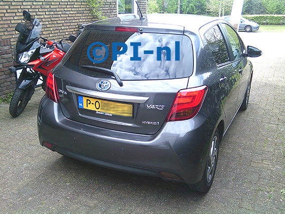 Parkeersensoren (set E 2026) ingebouwd door PI-nl in een Toyota Yaris Hybrid met canbus uit 2015. De pieper werd voorin gemonteerd.