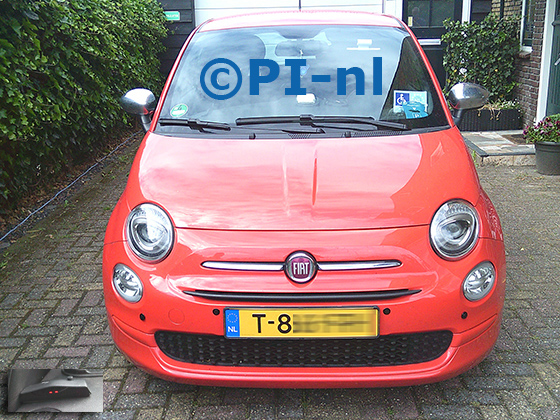 Parkeersensoren (set A 2026) ingebouwd door PI-nl in de voorbumper van een Fiat 500 Hybrid uit 2023. De display werd linksvoor bij de a-stijl gemonteerd.
