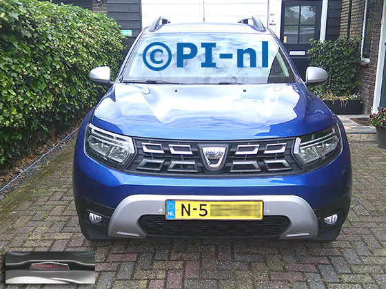 Parkeersensoren (set A 2026) ingebouwd door PI-nl in de voorbumper van een Dacia Duster uit 2021. De display werd op de stuurkolom gemonteerd.