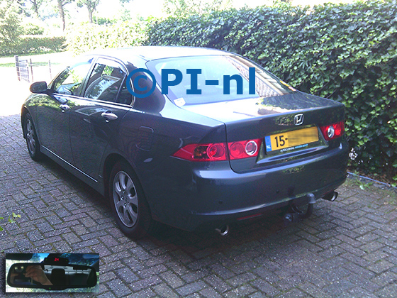 Parkeersensoren (set A 2026) ingebouwd door PI-nl in een Honda Accord sedan uit 2006. De display werd op de binnenspiegel gemonteerd.