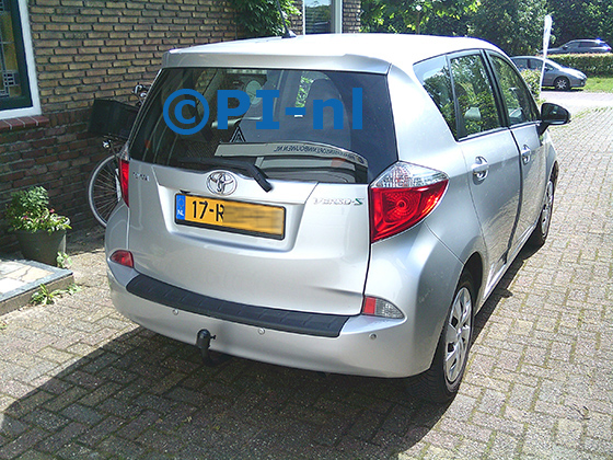 Parkeersensoren (set E 2026) ingebouwd door PI-nl in een Toyota Verso S uit 2011. De pieper werd voorin verstopt.