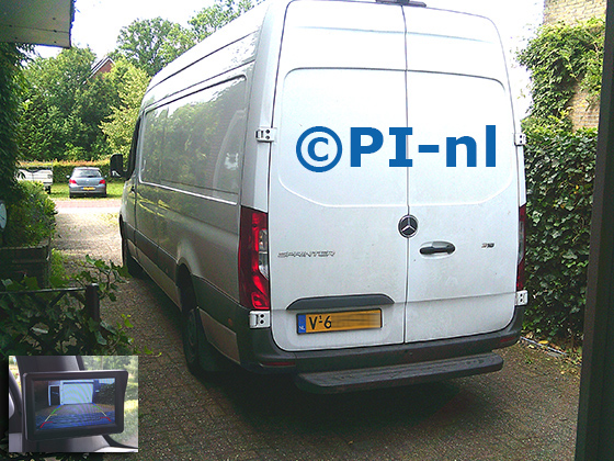 Parkeercamera (set 2026) ingebouwd door PI-nl in een Mercedes-Benz Sprinter met canbus uit 2021. De monitor is van de set met bumpercamera.