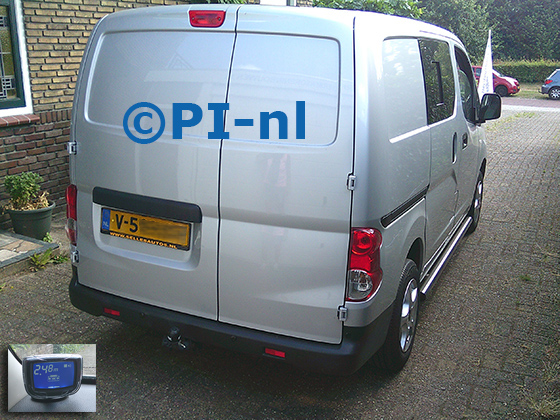 Parkeersensoren (set B 2026) ingebouwd door PI-nl in een Nissan NV200 met canbus uit 2018. De display werd linksvoor op het dashboard gemonteerd.