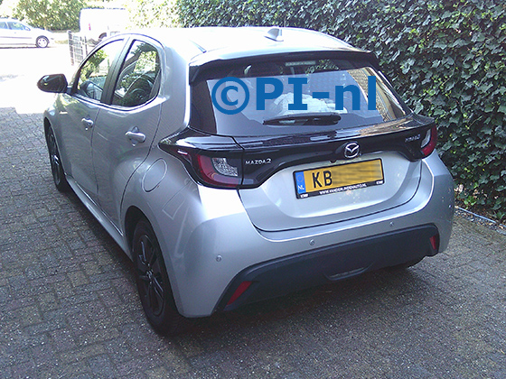 Parkeersensoren (set E 2026) ingebouwd door PI-nl in een Mazda 2 Hybrid met canbus uit 2023. De pieper werd voorin gemonteerd.