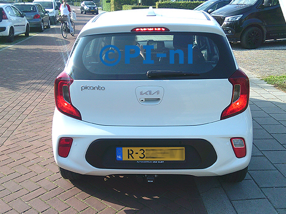Parkeersensoren (set E 2026) ingebouwd door PI-nl in een Kia Picanto met canbus uit 2022. De pieper werd voorin verstopt. Er werden twee zwarte en twee standaard witte sensoren gemonteerd.