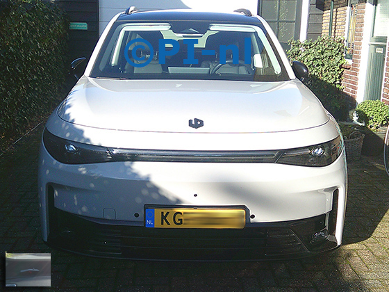 Parkeersensoren (set A 2026) ingebouwd door PI-nl in de voorbumper van een Leapmotor C10 (nieuw) uit 2026. De display werd linksvoor op het dashboard gemonteerd.