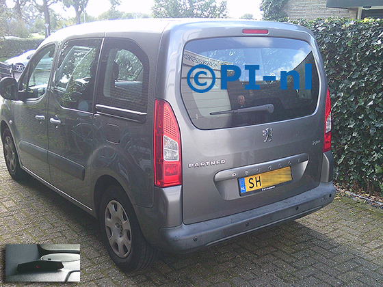 Parkeersensoren (set A 2026) ingebouwd door PI-nl in een Peugeot Partner TePee met canbus uit 2011. De display werd linksvoor bij de a-stijl gemonteerd.