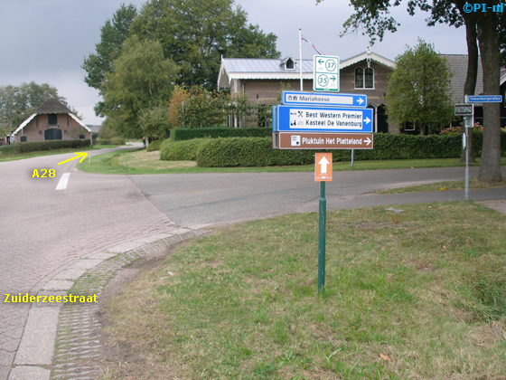 Als u vanaf PI-nl terug rijdt, van de Stationsstraat overgaande in de Zuiderzeestraat, en een paar honderd meter door rijdt, vindt u op dit kruispunt routebordjes naar o.a. Kasteel / Hotel-Restaurant 'De Vanenburg' (zie www.vanenburg.nl) en naar 'De Pluktuin'.