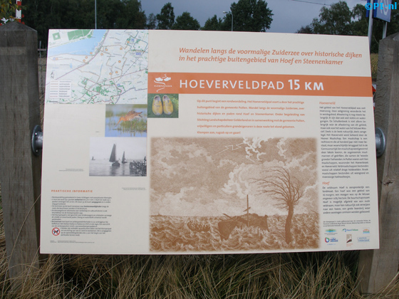 Vanaf het treinstation kunt u de wandeltocht 'Hoeverveldpad' starten.